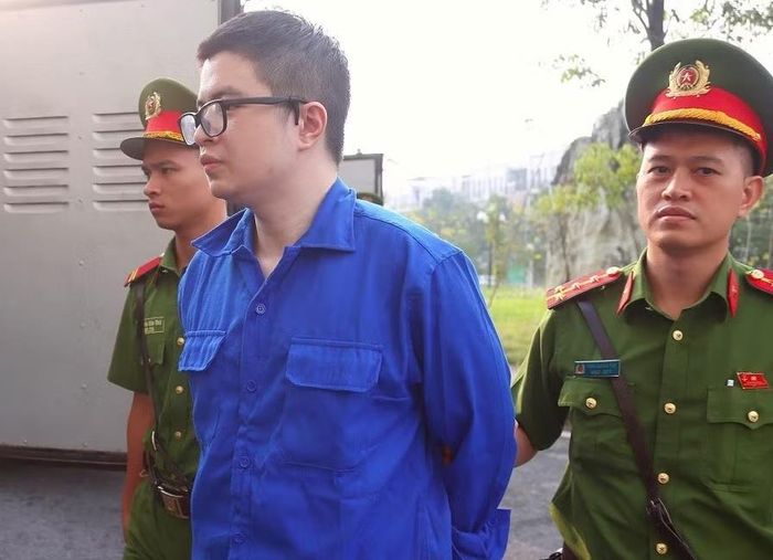 Bị cáo Phó Đức Nam (tức Mr Pips) bị dẫn giải đến tòa. Ảnh: ANTĐ