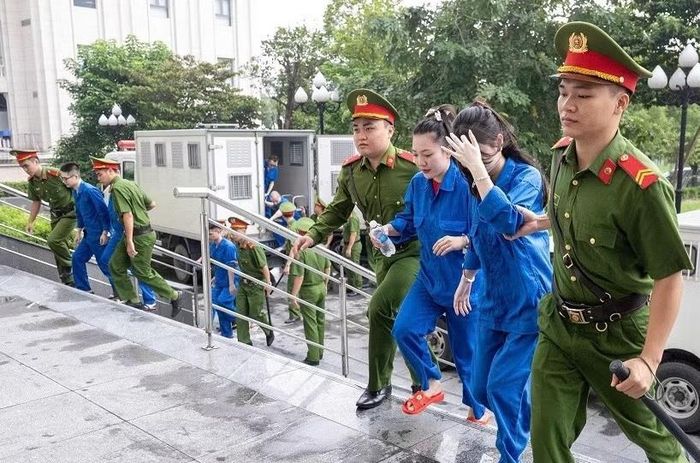 Lực lượng Công an dẫn giải các bị cáo trong vụ án đến phiên tòa. Ảnh: ANTĐ