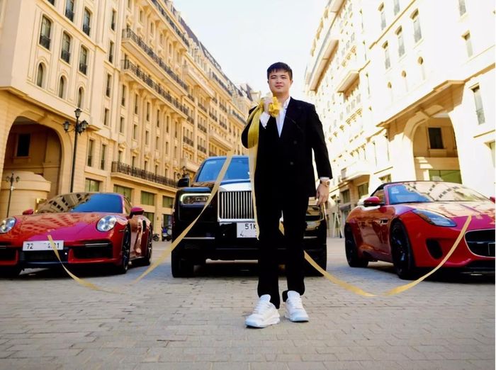 Mr. Pips khoe siêu xe trên mạng xã hội