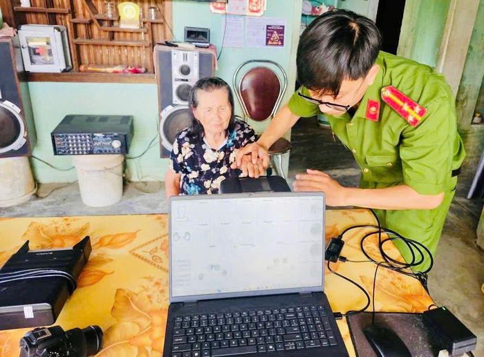 "Đi từng ngõ, gõ từng nhà, rà từng đối tượng" hỗ trợ làm thủ tục hành chính cho người yếu thế.