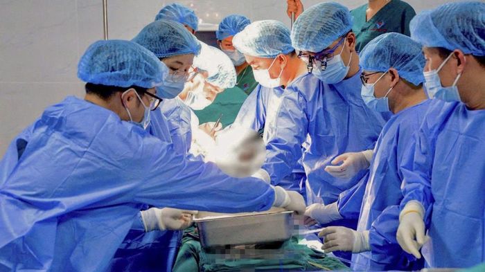 Các bác sĩ Bệnh viện Trung ương Huế thực hiện ca ghép thận ứng dụng công nghệ bảo quản bằng máy LifePort.