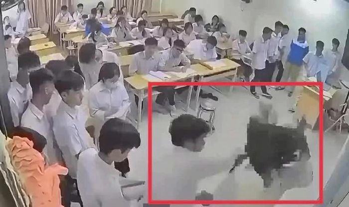 Hình ảnh nam sinh hành hung cô giáo ngay trên bục giảng.