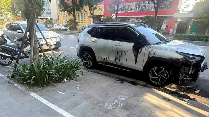 Xe ô-tô bị cháy nham nhở trên đường Hà Nội.