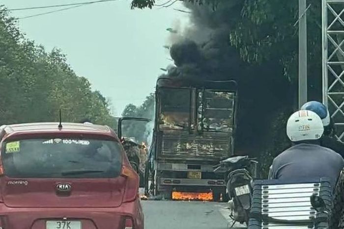 Hiện trường vụ cháy xe tải.