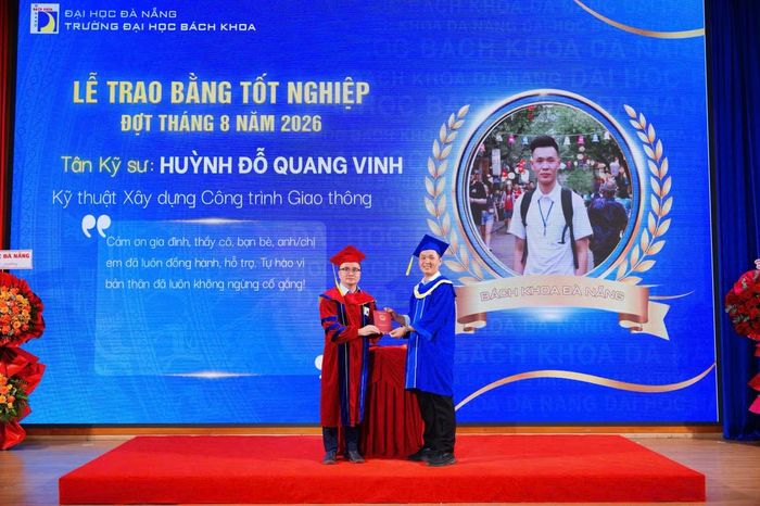Huỳnh Đỗ Quang Vinh nhận bằng tốt nghiệp Kỹ sư ngành Kỹ thuật Xây dựng công trình giao thông, trường ĐH Bách khoa (ĐH Đà Nẵng), tháng 8/2026.