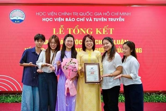 Phương Ly (thứ hai từ phải sang) cùng nhóm tác giả nhận giải B Cuộc thi Chính luận về bảo vệ nền tảng tư tưởng của Đảng năm 2026.