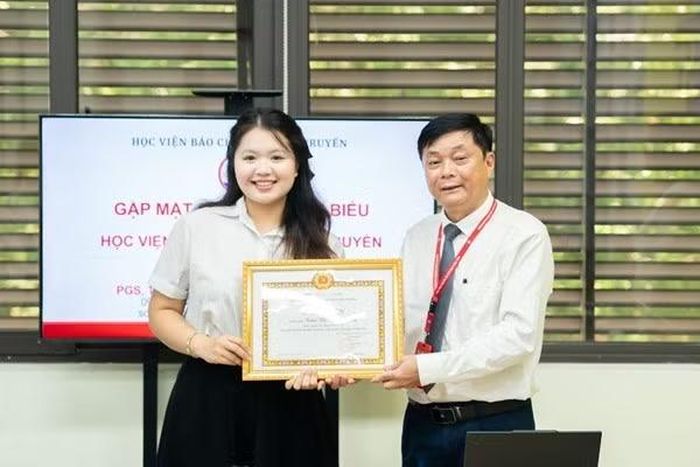 Phương Ly là một trong 16 sinh viên tiêu biểu được PGS. TS Phạm Minh Sơn - Giám đốc Học viện Báo chí và Tuyên truyền khen tặng.