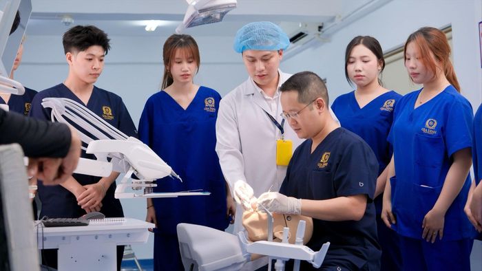  Sinh viên khối ngành Sức khỏe Trường ĐH Gia Định học thực hành. Ảnh: CÔNG CHƯƠNG 