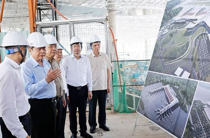 Chủ tịch Quốc hội Trần Thanh Mẫn đến kiểm tra Dự án đầu tư mở rộng Cảng hàng không quốc tế Phú Quốc, tỉnh An Giang. Ảnh: TTXVN