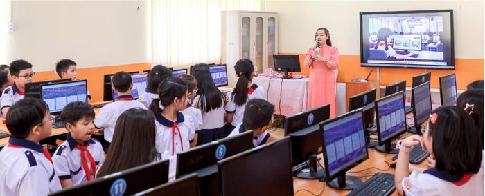  Quyết định 2422 của Bộ GD-ĐT giúp các trường thuận lợi triển khai việc giảng dạy AI ở trường phổ thông. (Trong ảnh: Học sinh lớp 5 Trường Tiểu học Nguyễn Bỉnh Khiêm trong giờ Tin học. Ảnh: HOÀNG TRIỀU) 