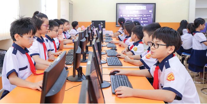  Học sinh lớp 5 Trường Tiểu học Nguyễn Bỉnh Khiêm (TPHCM) trong giờ Tin học. Ảnh: HOÀNG TRIỀU 