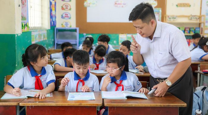  Thầy Trần Quốc Long Xuyên, Trường Tiểu học Trần Hưng Đạo, dạy các em cách ứng dụng AI đúng và an toàn trong tiết tin học. Ảnh: HOÀNG TRIỀU 