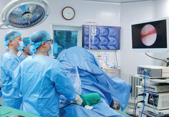  Một ca phẫu thuật nội soi điều trị chấn thương thể thao. Ảnh: QUỲNH ANH 
