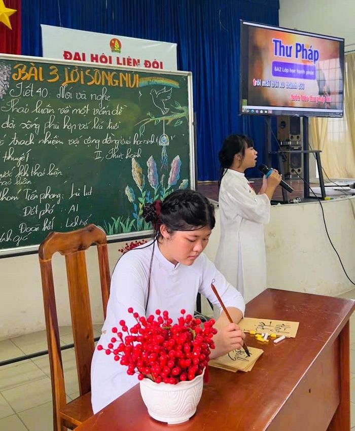 Nhóm "Đoàn Kết" tôn vinh những giá trị truyền thống của dân tộc bằng cách dùng công nghệ để thực hiện phóng sự về Thư pháp.