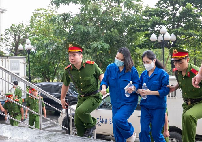  Các bị cáo được đưa vào phòng xét xử. Ảnh: ĐỖ TRUNG 