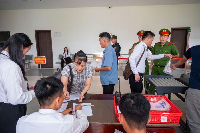  An ninh được siết chặt bên trong tòa án. Ảnh: ĐỖ TRUNG 
