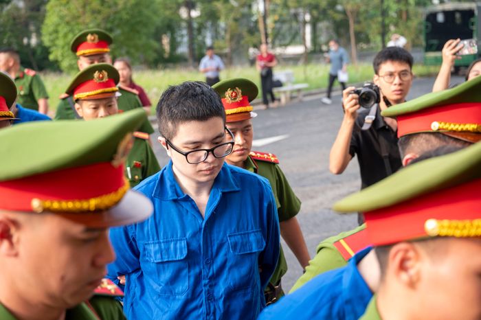  Bị cáo Phó Đức Nam (Mr Pips) được dẫn giải vào phòng xử. Ảnh: ĐỖ TRUNG 