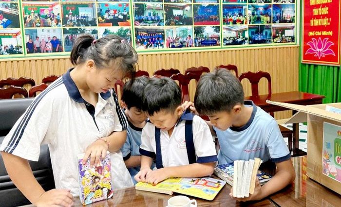 Các em tại Làng thiếu niên Thủ Đức (TPHCM) đọc sách từ chương trình Tủ sách Khăn Quàng Đỏ. Ảnh: LÊ VI