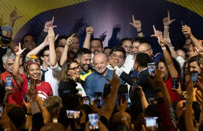 Tổng thống Brazil Lula da Silva (áo xanh) cùng người ủng hộ tại thành phố Sao Paulo ngày 25-10. Ảnh: MAIRA ERLICH/BLOOMBERG