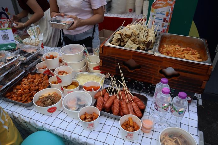  Các món ăn đường phố Hàn Quốc được giới thiệu tại lễ hội. Ảnh: NGUYỄN NGÂN 