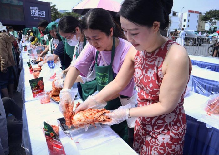  Khu vực trải nghiệm làm kim chi thu hút đông người tham gia. Ảnh: NGUYỄN NGÂN 
