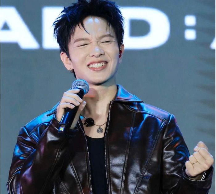  Ca sĩ Hoàng Dũng biểu diễn tại Lễ hội Con đường Văn hóa Hàn Quốc 2026. Ảnh: NGUYỄN NGÂN 