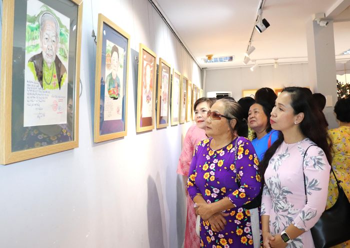  Đại biểu tham quan triển lãm tác phẩm ký hoạ chân dung Mẹ Việt Nam Anh hùng của Họa sĩ Đặng Ái Việt. Ảnh: THÁI PHƯƠNG 