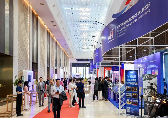  Các đại biểu tham quan gian hàng tại Diễn đàn kinh tế mùa thu 2026. Ảnh: HÙNG TRIỀU 