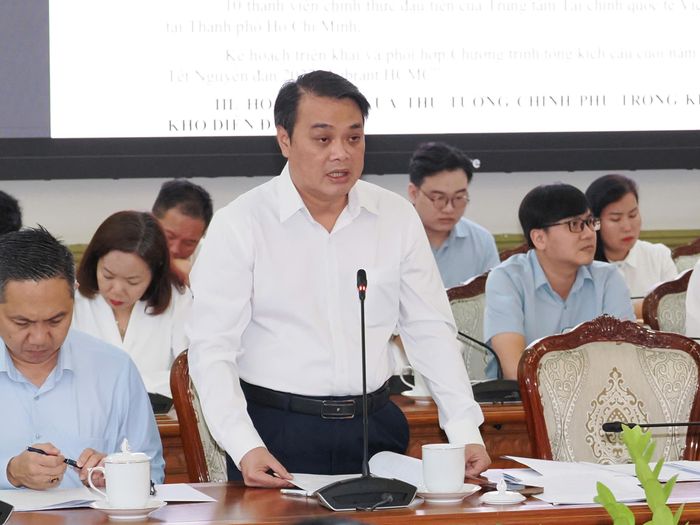 Ông Lê Trường Duy, Giám đốc HCMC C4IR, báo cáo tiến độ chuẩn bị Diễn đàn Kinh tế Mùa thu 2026 tại cuộc họp do Chủ tịch UBND TPHCM Nguyễn Văn Được chủ trì ngày 26-10. Ảnh: HÙNG TRIỀU