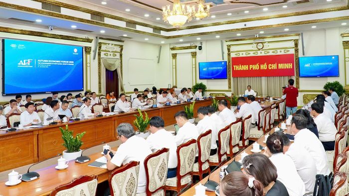 Chủ tịch UBND TPHCM Nguyễn Văn Được chủ trì cuộc họp rà soát công tác chuẩn bị Diễn đàn Kinh tế Mùa thu 2026 tại trụ sở UBND TPHCM ngày 26-10. Ảnh: HÙNG TRIỀU
