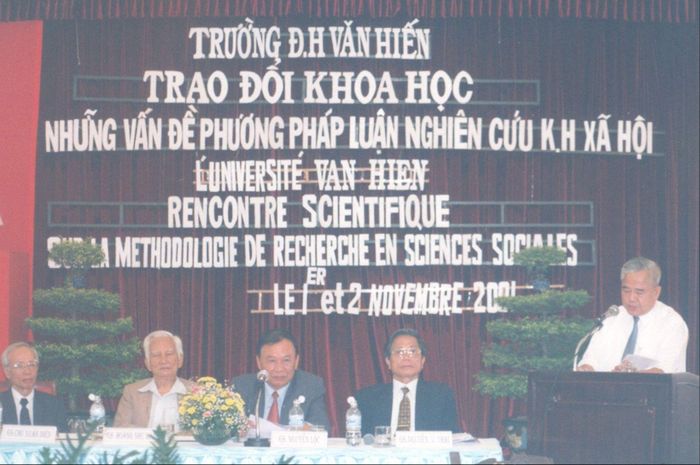  Nhà giáo Nguyễn Lộc (thứ ba từ trái sang) chủ trì hội nghị trao đổi khoa học trong lĩnh vực nghiên cứu khoa học xã hội. Ảnh: VHU 