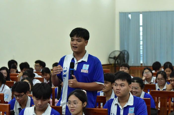 Học sinh Trường THPT Trường Chinh (phường Đông Hưng Thuận, TPHCM) đối thoại với ban giám hiệu nhà trường 