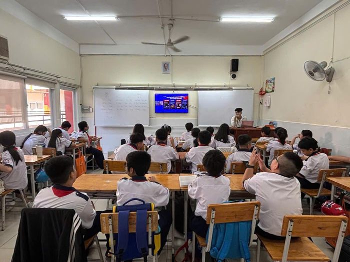  Học sinh Trường THCS Minh Đức (phường Cầu Ông Lãnh) theo dõi trực tuyến Lễ phát động Chiến dịch “Không một mình - Kết nối không tổn thương” vào sáng 26-10 