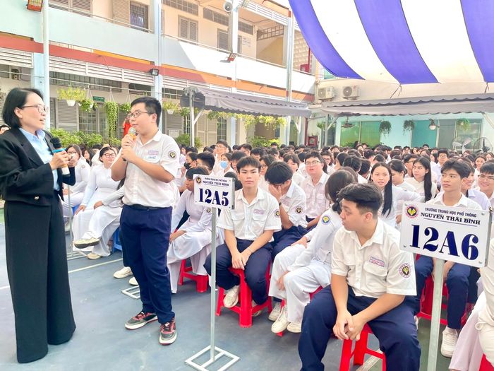  Học sinh trả lời câu hỏi của BS CKII Bùi Thị Kim Thảo về sức khỏe tuổi vị thành niên. Ảnh: DIỆU HIỀN 