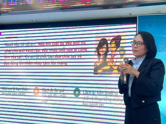  Bác sĩ CKII Bùi Thị Kim Thảo đưa ra nhiều tình huống thực tế để học sinh thảo luận. Ảnh: DIỆU HIỀN 