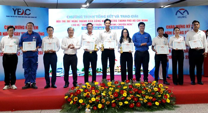  Trao giải cho các thí sinh đạt thứ hạng cao. Ảnh: HỒNG ĐÀO 