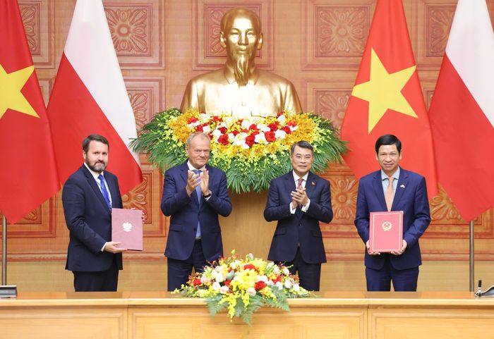  Thủ tướng Lê Minh Hưng và Thủ tướng Donald Tusk chứng kiến trao thỏa thuận hợp tác trong lĩnh vực du lịch. Ảnh: QUANG PHÚC 