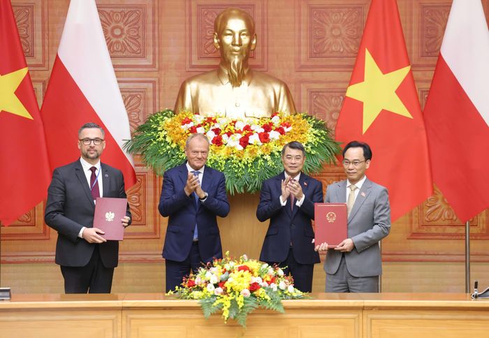  Thủ tướng Lê Minh Hưng và Thủ tướng Donald Tusk chứng kiến trao thỏa thuận hợp tác trong lĩnh vực giáo dục. Ảnh: QUANG PHÚC 