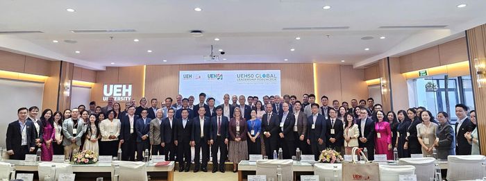 Các đại biểu chụp ảnh lưu niệm tại sự kiện.