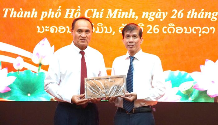  Đồng chí Somsack Sakounkham tặng quà lưu niệm đến đồng chí Nguyễn Khắc Văn. Ảnh: VIỆT NGA 