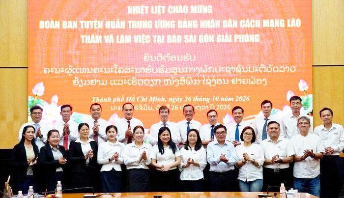  Đoàn cán bộ Ban Tuyên huấn Trung ương Đảng Nhân dân Cách mạng Lào thăm và làm việc tại Báo SGGP, chiều 26-10-2026. Ảnh: VIỆT NGA 