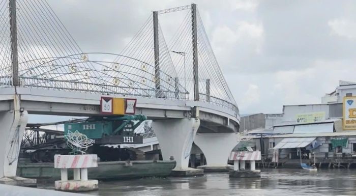 Xà lan va chạm và kẹt tại nhịp giữa cầu Nông Sản Thực Phẩm