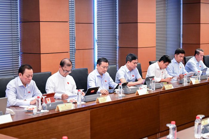  Các đại biểu nghiên cứu tài liệu dự thảo luật, chiều 26-10. Ảnh: ĐỖ TRUNG 
