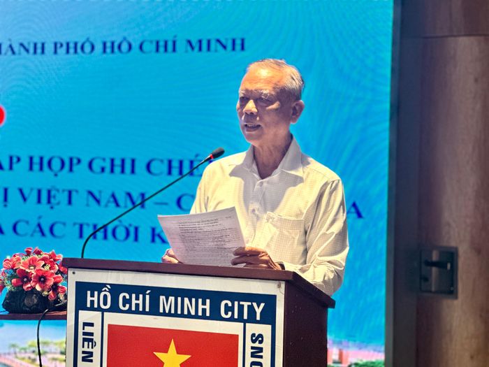  Ông Nguyễn Văn Triệu, Phó Chủ tịch Thường trực - Tổng Thư ký Hội Hữu nghị Việt Nam - Campuchia TPHCM, giới thiệu về cuộc vận động trước báo giới. Ảnh: HỒ SƠN 
