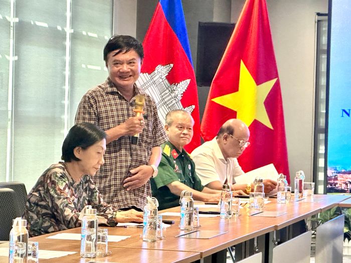  Nhà văn Bùi Anh Tấn, Tổng Biên tập Tạp chí Văn nghệ TPHCM, giữ vai trò Trưởng Ban tuyển chọn. Ảnh: HỒ SƠN 