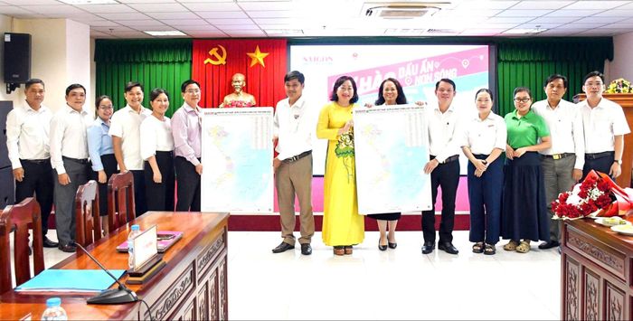  Báo SGGP trao tặng bản đồ Việt Nam đến tỉnh Đồng Tháp 