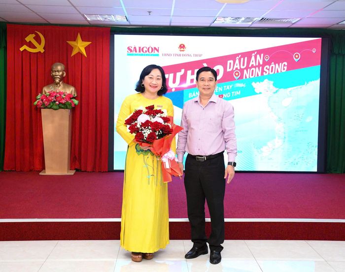  Ông Nguyễn Bình Minh, Phó Giám đốc Sở Văn hóa, Thể thao và Du lịch tỉnh Đồng Tháp tặng hoa cảm ơn bà Bùi Thị Hồng Sương, Phó Tổng Biên tập Báo SGGP 