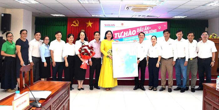  Đoàn công tác Báo SGGP trao bản đồ Việt Nam đến các sở ngành của tỉnh Đồng Tháp 