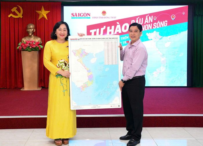  Bà Bùi Thị Hồng Sương, Phó Tổng Biên tập Báo SGGP trao tặng bản đồ đến ông Nguyễn Bình Minh, Phó Giám đốc Sở Văn hóa, Thể thao và Du lịch tỉnh Đồng Tháp 