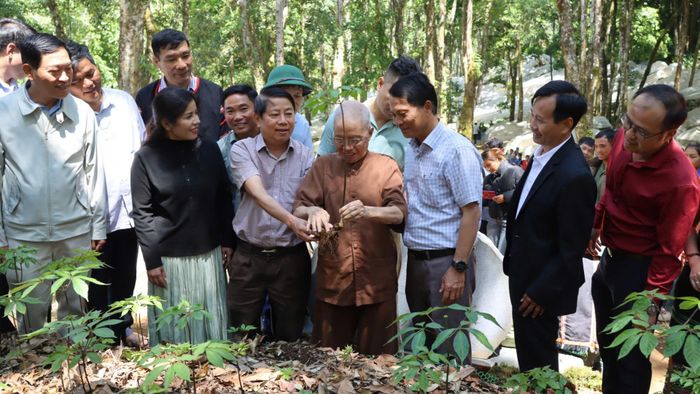  Các đại biểu tham quan vườn sâm Ngọc Linh ở xã Măng Ri, tỉnh Quảng Ngãi 